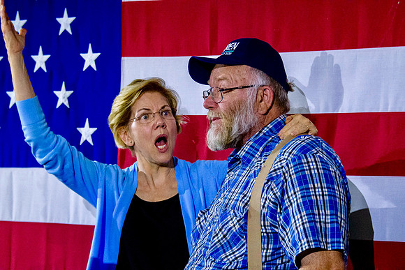 Elizabeth Warren poses with attendee at Fort Dodge Iowa Town Hall