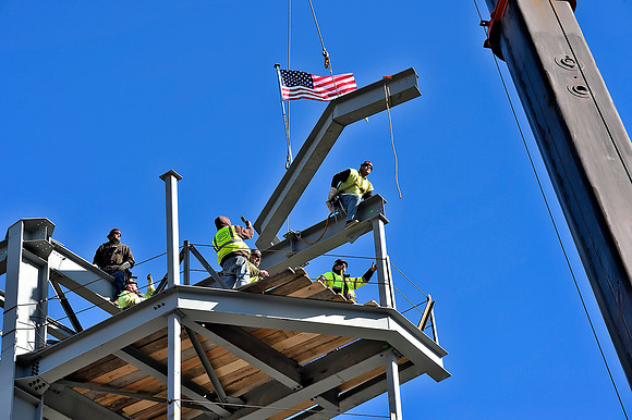 Steelworkers bring last big piece of Jumbotron with flag, Wrigley Field 3/28/15