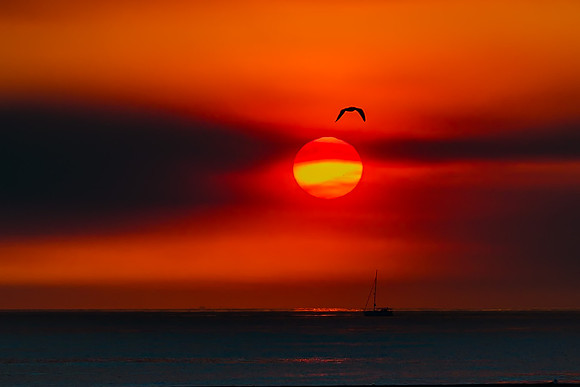 Santa Monica Sunset Jan 9 2025 with smoke filled sky from Palisades and Eaton fires